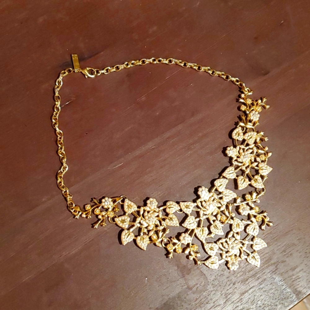 Gold necklace with pearls
